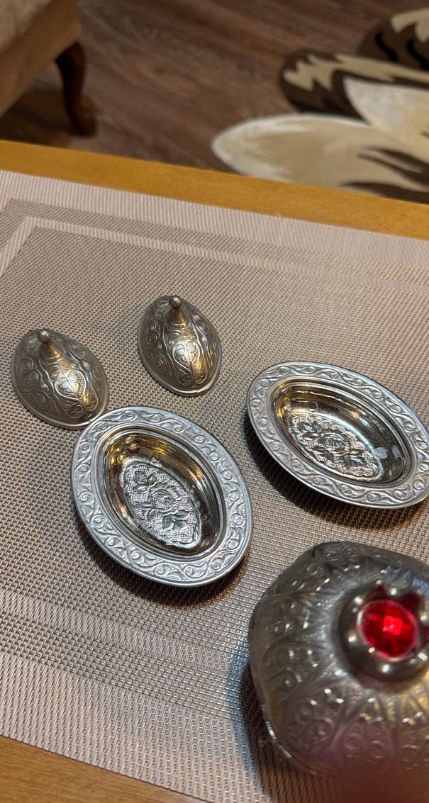 Nakışlı Kırmızı Detaylı Gümüş Kapaklı Tabak Takımı - Görsel 3