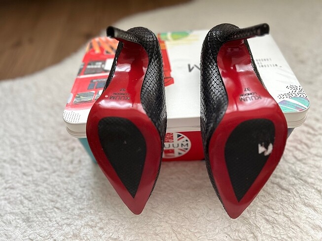 37 Beden siyah Renk 37 numara hiç kullanılmamış sıfır stiletto