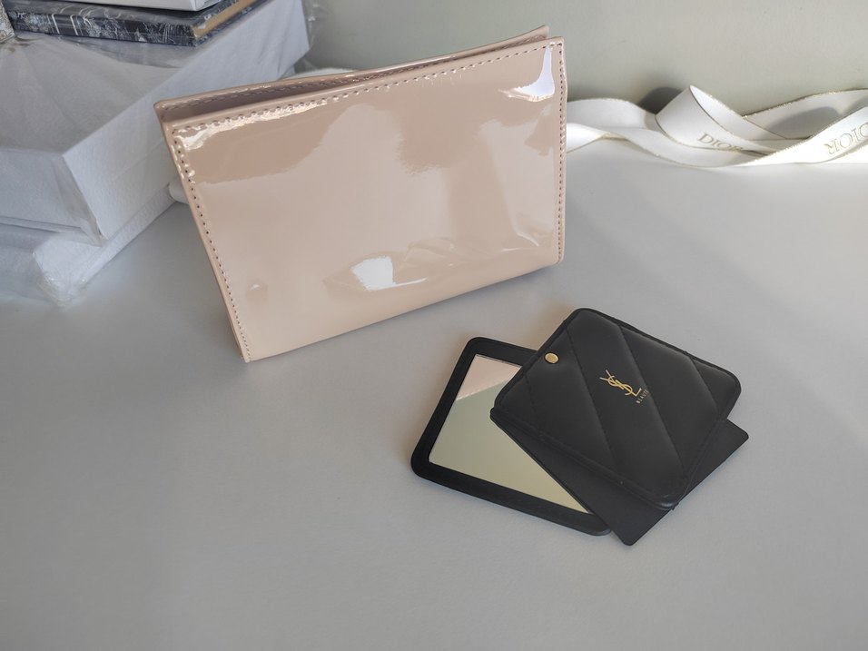 YSL makyaj çantası - Görsel 3