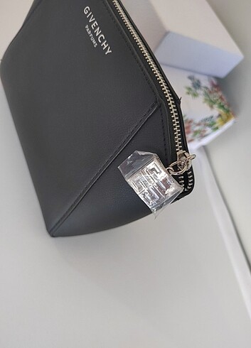  Beden Givenchy makyaj çantası 
