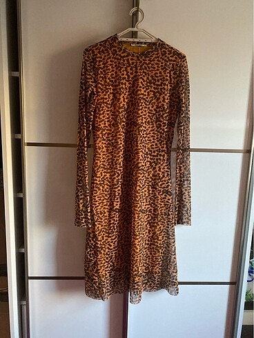Asimetrik tül elbise leopar desen