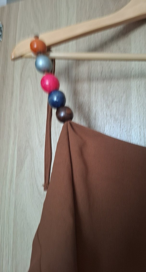 Boncuk Detaylı Kahverengi Straplez Bluz - Görsel 4