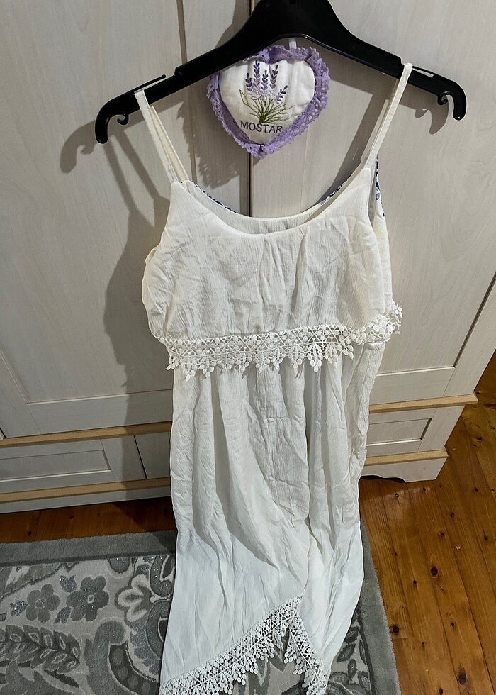 Dantel işlemeli mavi beyaz askılı elbise - Görsel 4