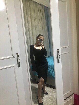 Siyah yırtmaç detaylı elbise