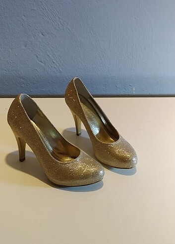 Altın topuklu ayakkabı 