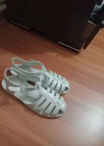 Zara Beyaz Tokalı Sandalet