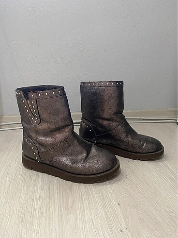 Ugg Model Bot