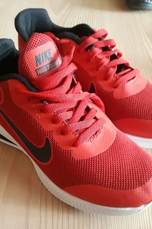 kırmızı spor ayakkabi