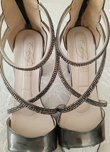 Gümüş renk taş detaylı topuklu abiye ayakkabı ayakkabı