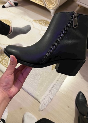 Siyah Deri Fermuarlı Topuklu Bot