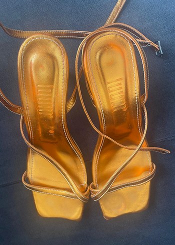 Altın Renkli Deri Topuklu Kadın Sandalet - Görsel 2