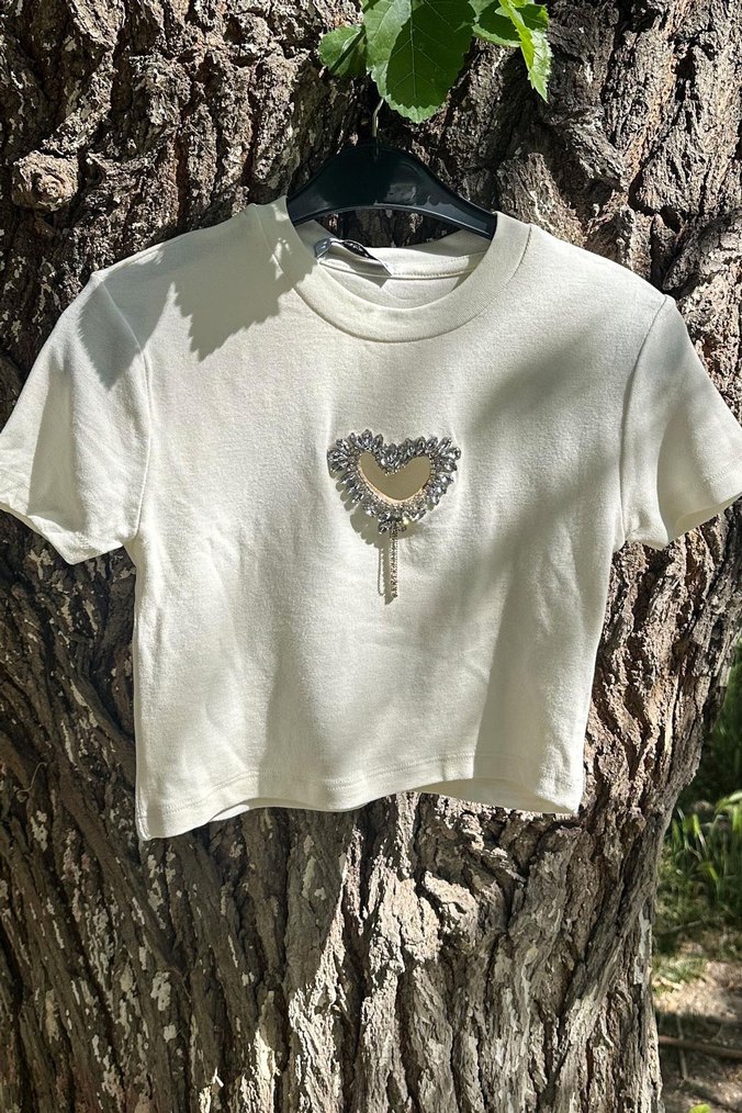 Beyaz Kısa Kollu Crop Top Kalp Detaylı - Görsel 2