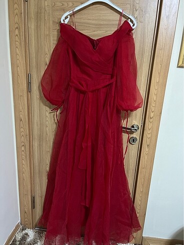 38 Beden kırmızı Renk Özel gün için kırmızı kayık yaka tüllü elbise ister cekım ıcın ı
