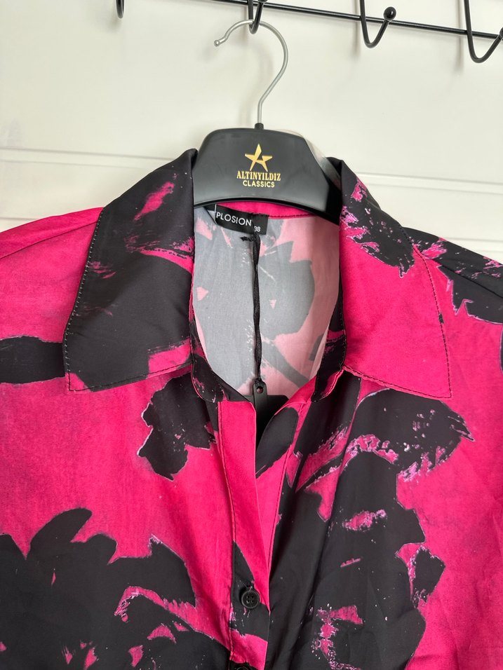 Düğmeli Pembe Siyah Batik Desenli Kadın Saten Gömlek - Görsel 2