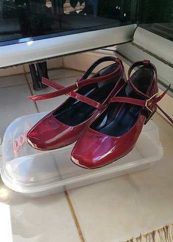 Kırmızı Rugan Stiletto Tokalı Kadın Ayakkabı