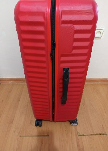 Kırmızı Valiz - Görsel 3