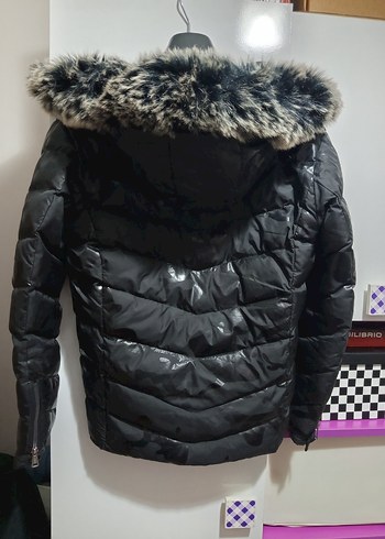 Sokak Stili Siyah Kürklü Kısa Kışlık Kadın Mont - Görsel 4