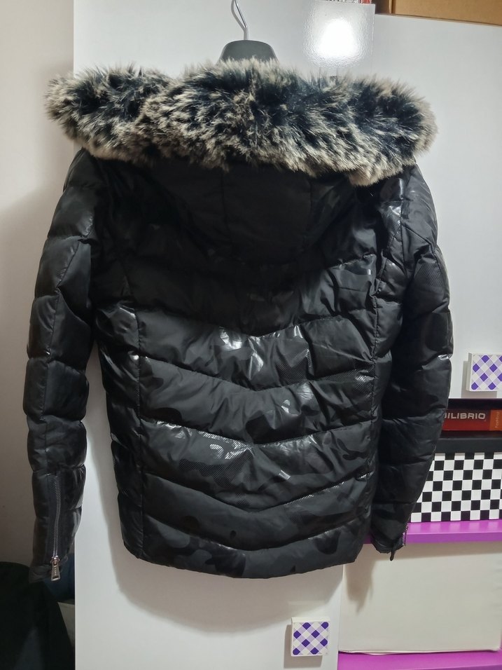 Sokak Stili Siyah Kürklü Kısa Kışlık Kadın Mont - Görsel 4