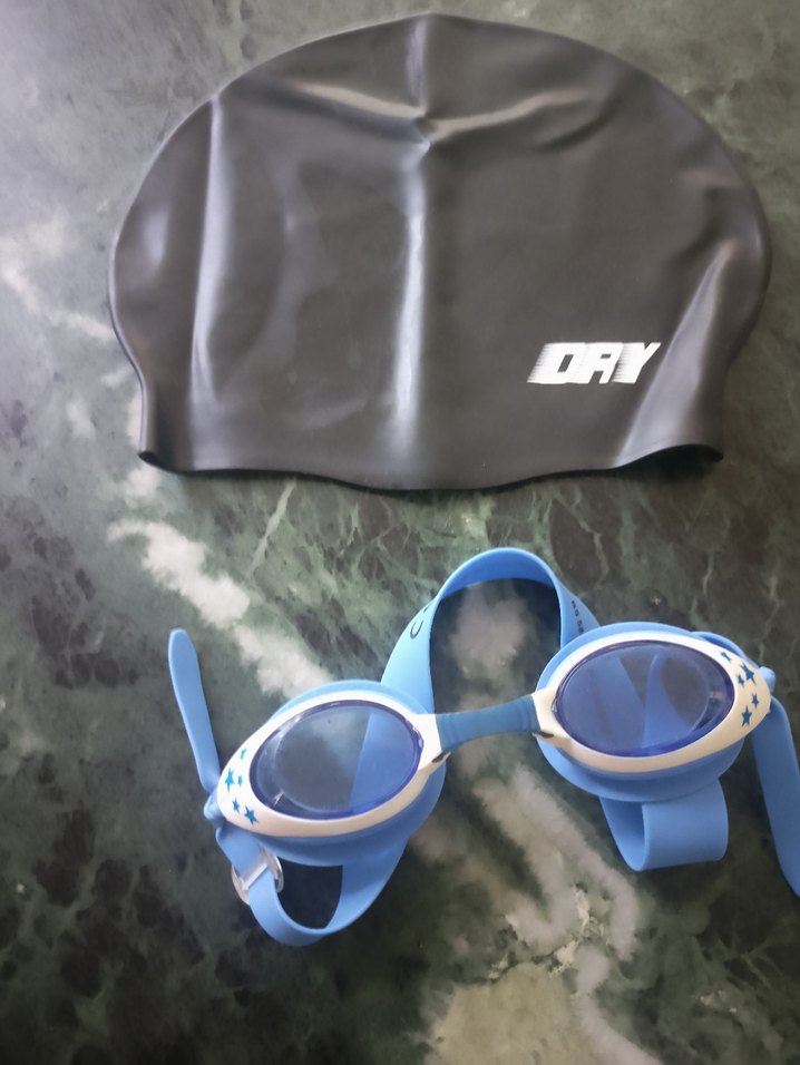 Mavi Elastik Yüzücü Gözlüğü ve Gri Bone Seti - Görsel 2