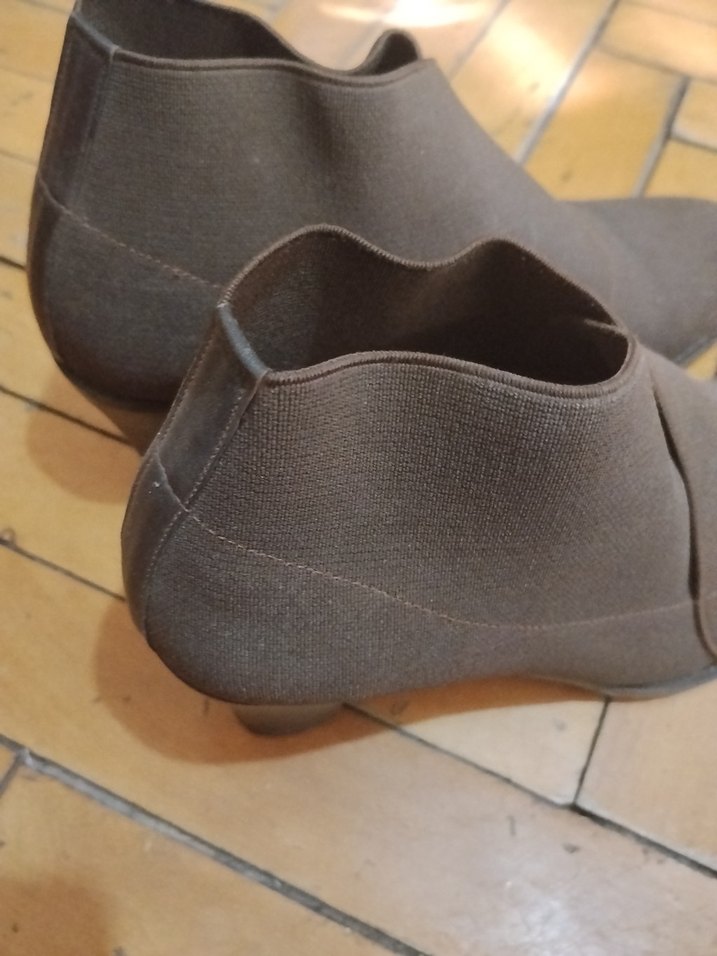 üç adet ayakkabı - Görsel 4