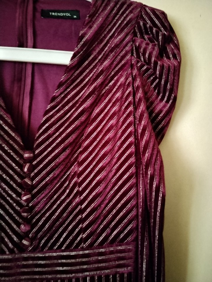 Bordo V Yaka Pilili Çizgili Midi Elbise - Görsel 3