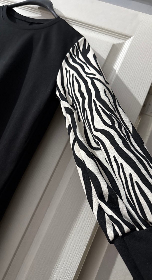 Zebra Desenli Siyah Uzun Elbise - Görsel 2