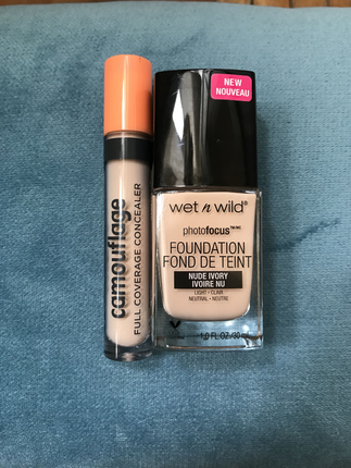 Wet n wild Wet n wild Photofocus fondöten ve essene göz altı kapatıcısı.