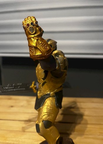 Thanos Parlak Altın Renkli Avengers Aksiyon Figürü