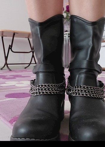 Zincir Detaylı Siyah Deri Gotik Kadın Bot - Görsel 2