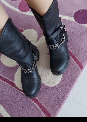 Zincir Detaylı Siyah Deri Gotik Kadın Bot - Görsel 6