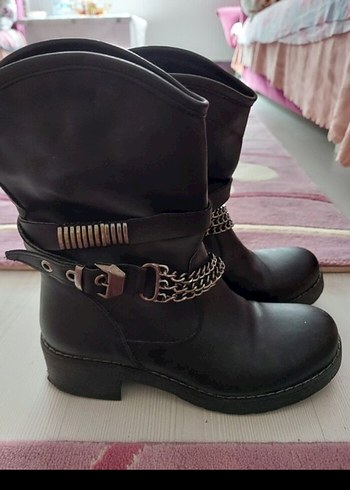 Zincir Detaylı Siyah Deri Gotik Kadın Bot - Görsel 5