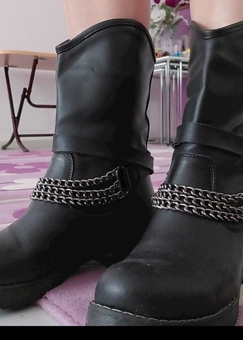 Zincir Detaylı Siyah Deri Gotik Kadın Bot - Görsel 3