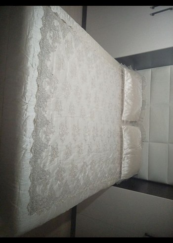 İşlemeli Beyaz Parlak Yatak Örtüsü - Görsel 4