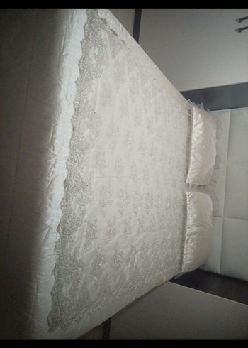 İşlemeli Beyaz Parlak Yatak Örtüsü - Görsel 3