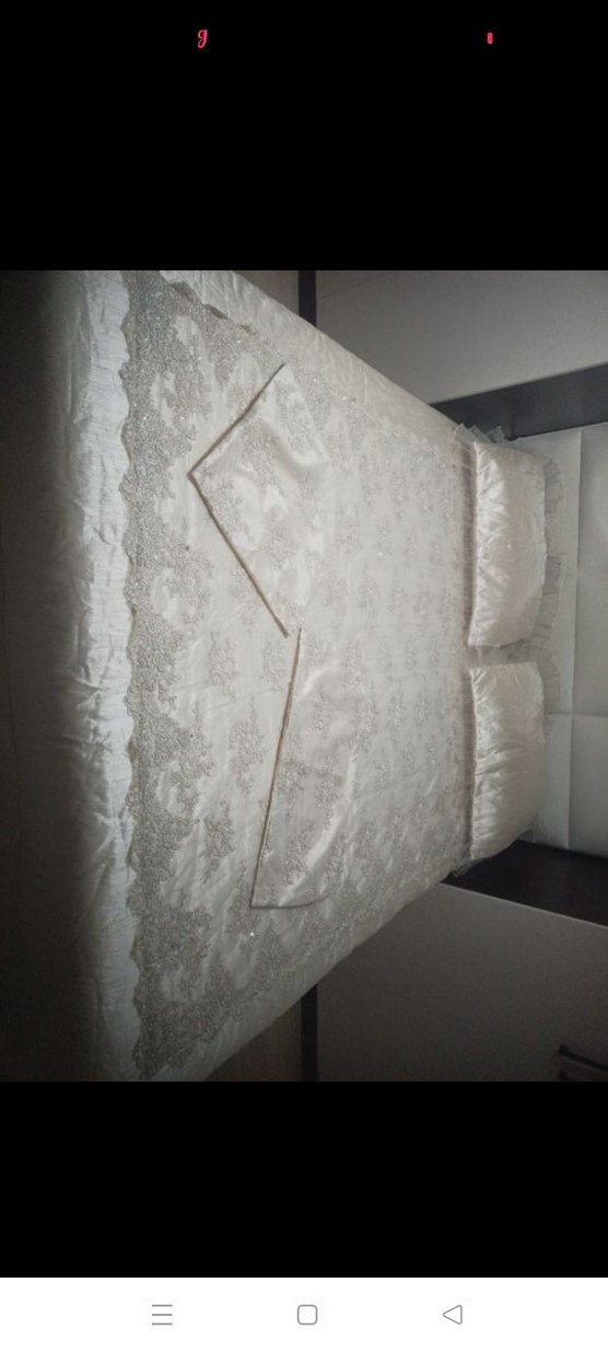 İşlemeli Beyaz Parlak Yatak Örtüsü - Görsel 5