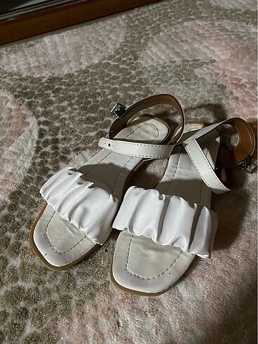 Beyaz sandalet