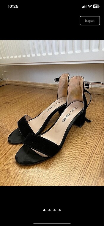 Siyah tek bantlı topuklu ayakkabı