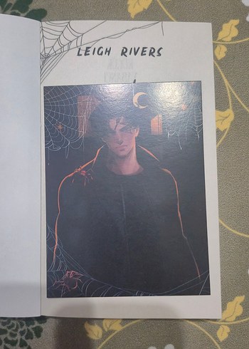 Küçük Yabancı - Leigh Rivers