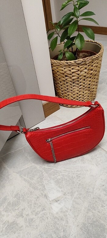 Kırmızı kol çantası