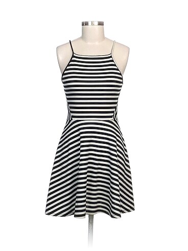 H&M Kısa Elbise %70 İndirimli.
