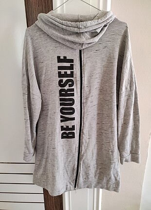 arkası yazılı ve fermuarlı gri sweatshirt