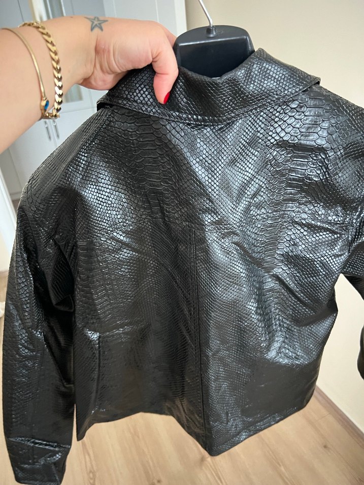 Düğmeli Siyah Yılan Desenli Deri Ceket - Görsel 4