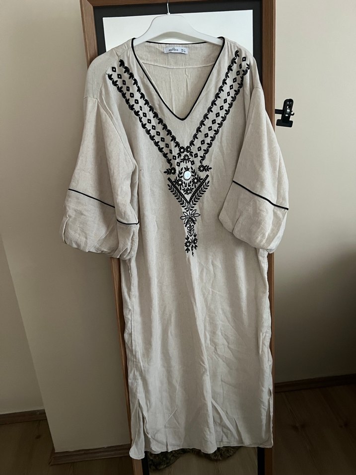 Nakışlı V Yaka Uzun Keten Elbise - Görsel 2