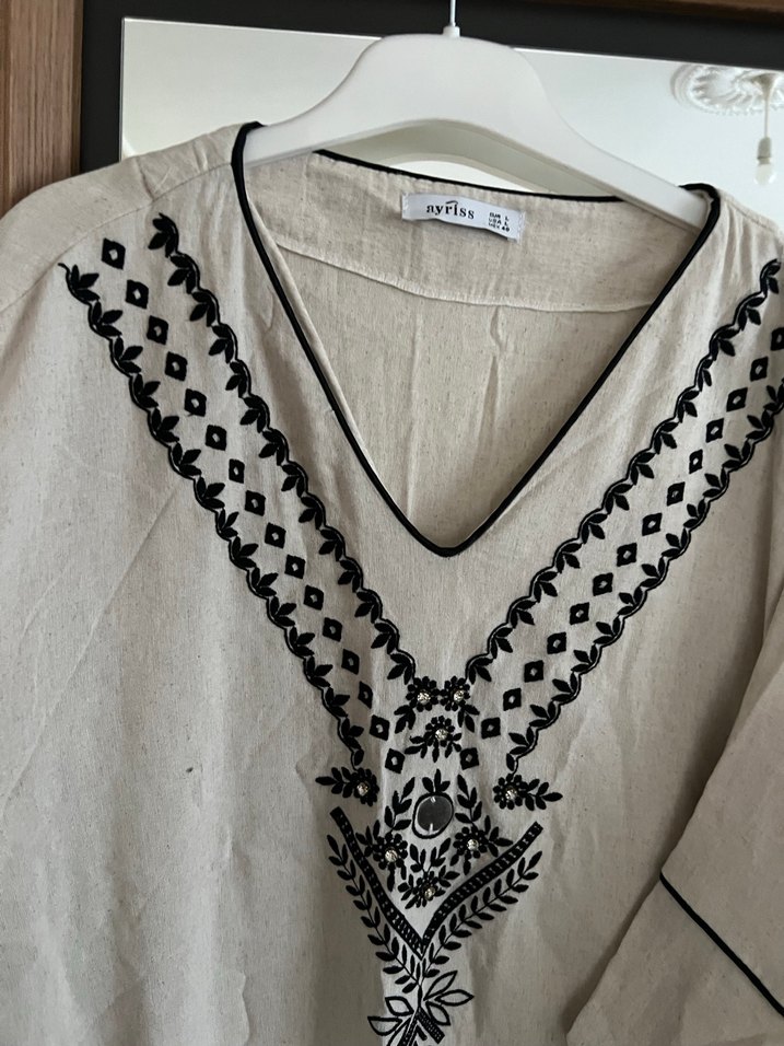 Nakışlı V Yaka Uzun Keten Elbise - Görsel 3