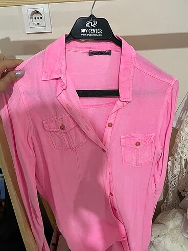 Pembe gömlek