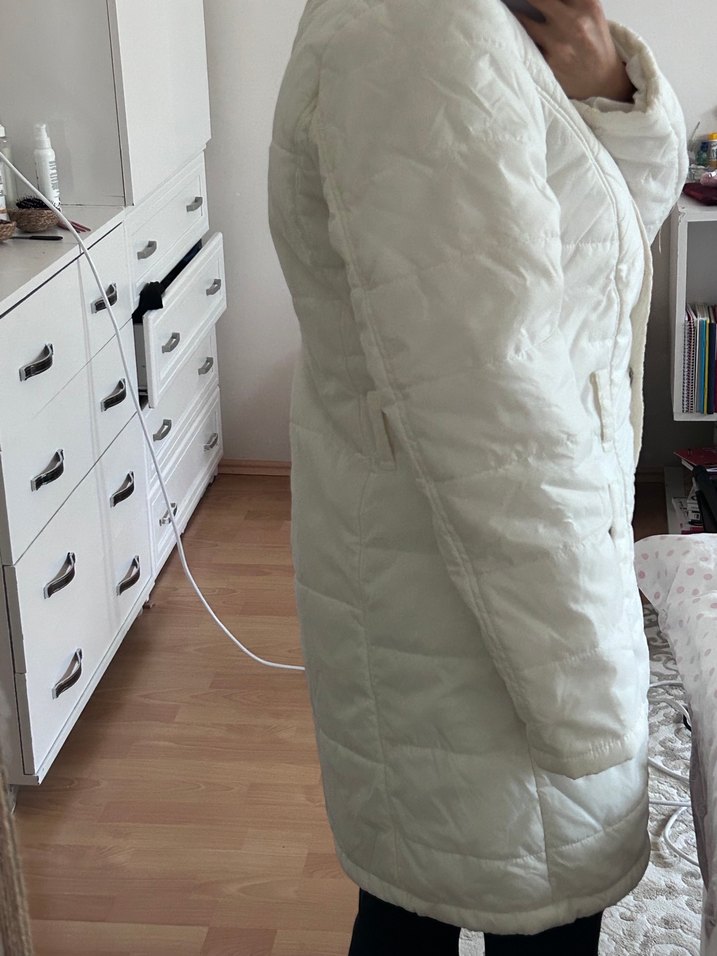 Beyaz Düğmeli Kadın Kışlık Mont - Görsel 2