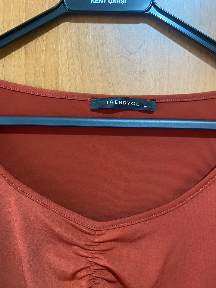 Kiremit rengi V Yaka Drapeli crop Bluz - Görsel 2