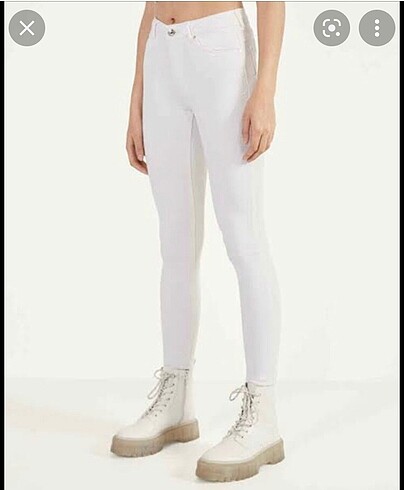 Bershka beyaz skinny fit jean ve 9 numara ruj