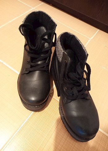 Siyah Bot - Görsel 2