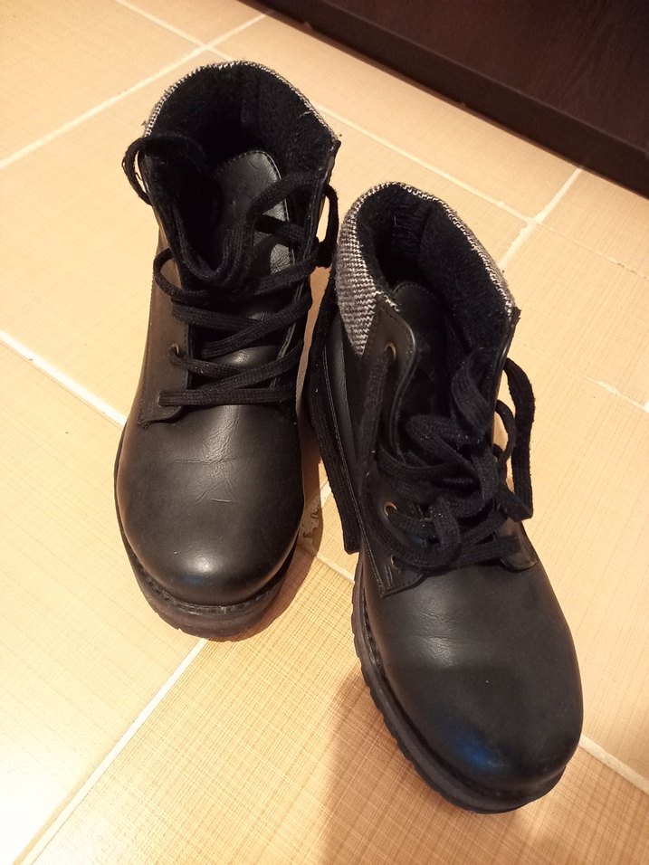 Siyah Bot - Görsel 2